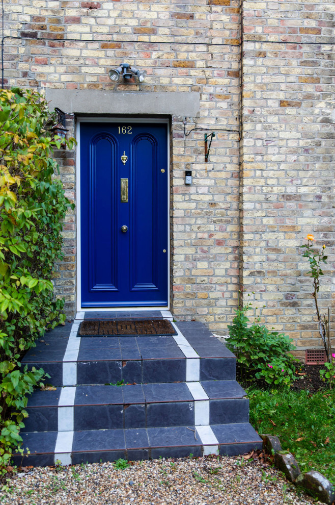 Inredning av en klassisk entré, med en enkeldörr och en blå dörr
