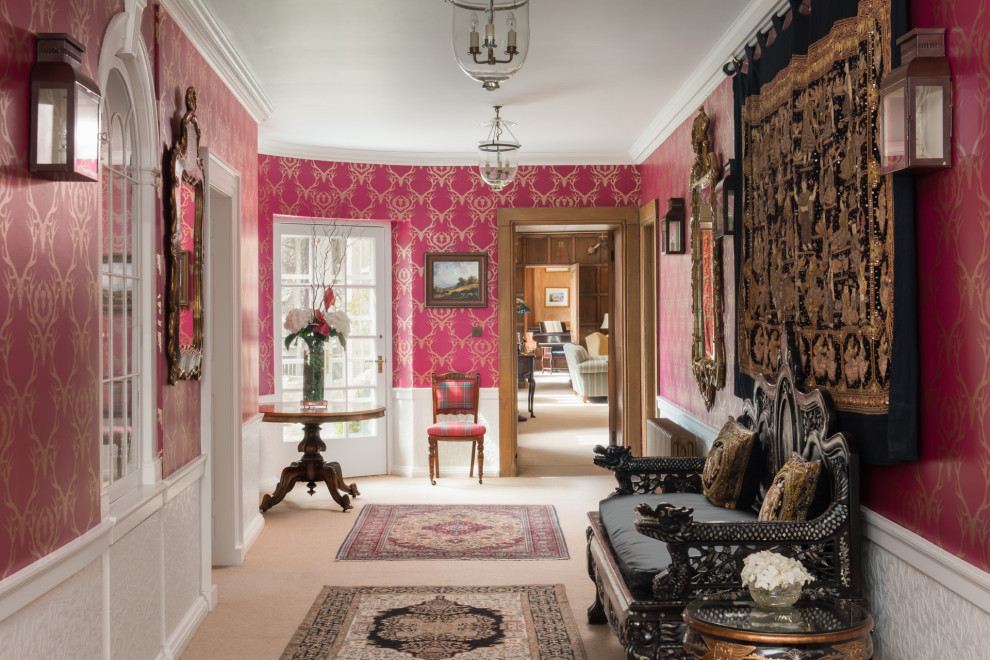 Klassisches Foyer mit rosa Wandfarbe, Teppichboden, beigem Boden, vertäfelten Wänden und Tapetenwänden in Sonstige