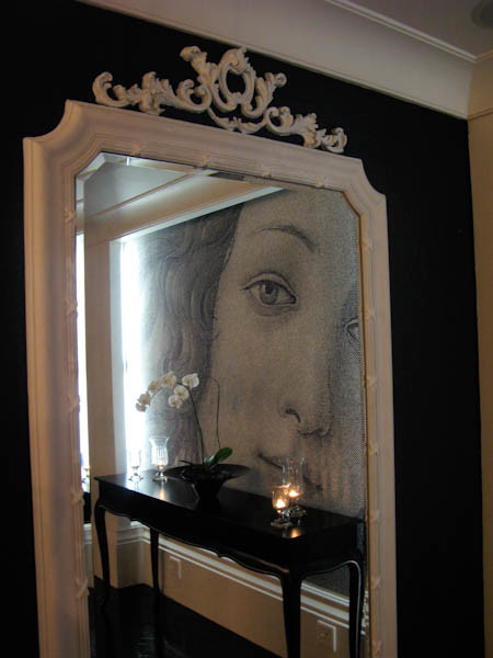 ケントにあるお手頃価格の中くらいなヴィクトリアン調のおしゃれな玄関ホール (黒い壁、無垢フローリング) の写真