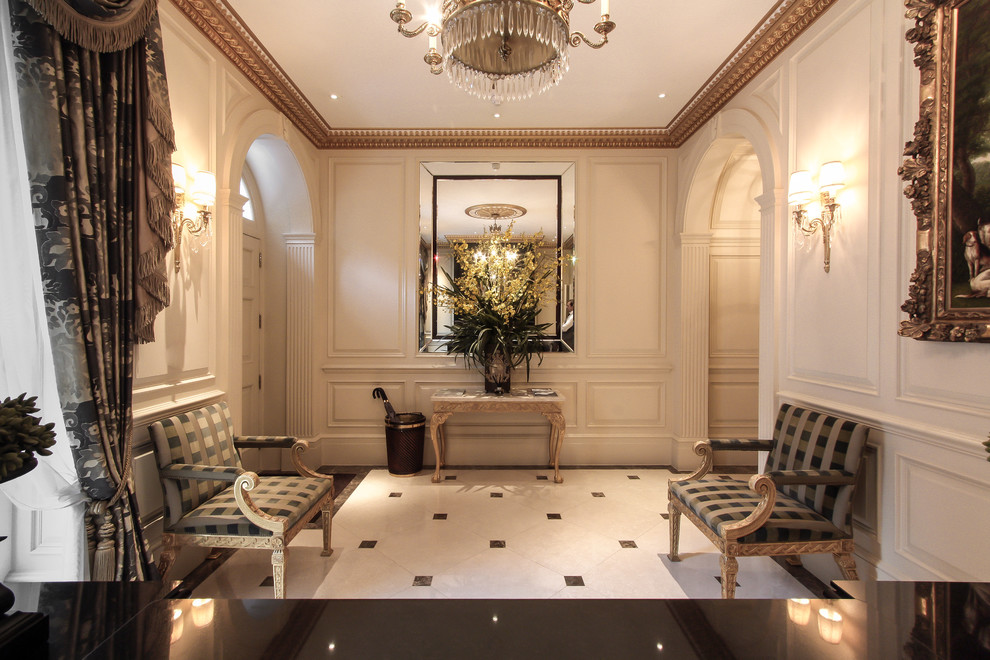 Diseño de hall clásico renovado extra grande con paredes beige, suelo de mármol, puerta simple, puerta negra y suelo beige
