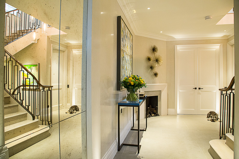 ロンドンにある中くらいなトランジショナルスタイルのおしゃれな玄関ラウンジ (ベージュの壁、白いドア、ベージュの床) の写真