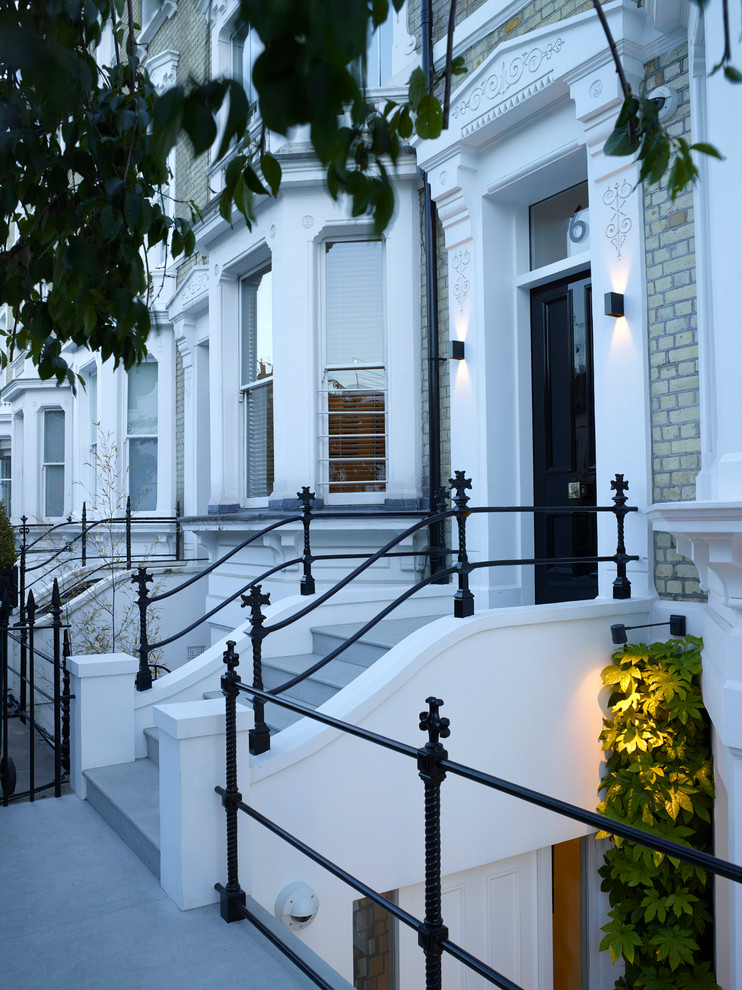 Große Moderne Haustür mit weißer Wandfarbe, Kalkstein, Einzeltür, schwarzer Haustür und grauem Boden in London