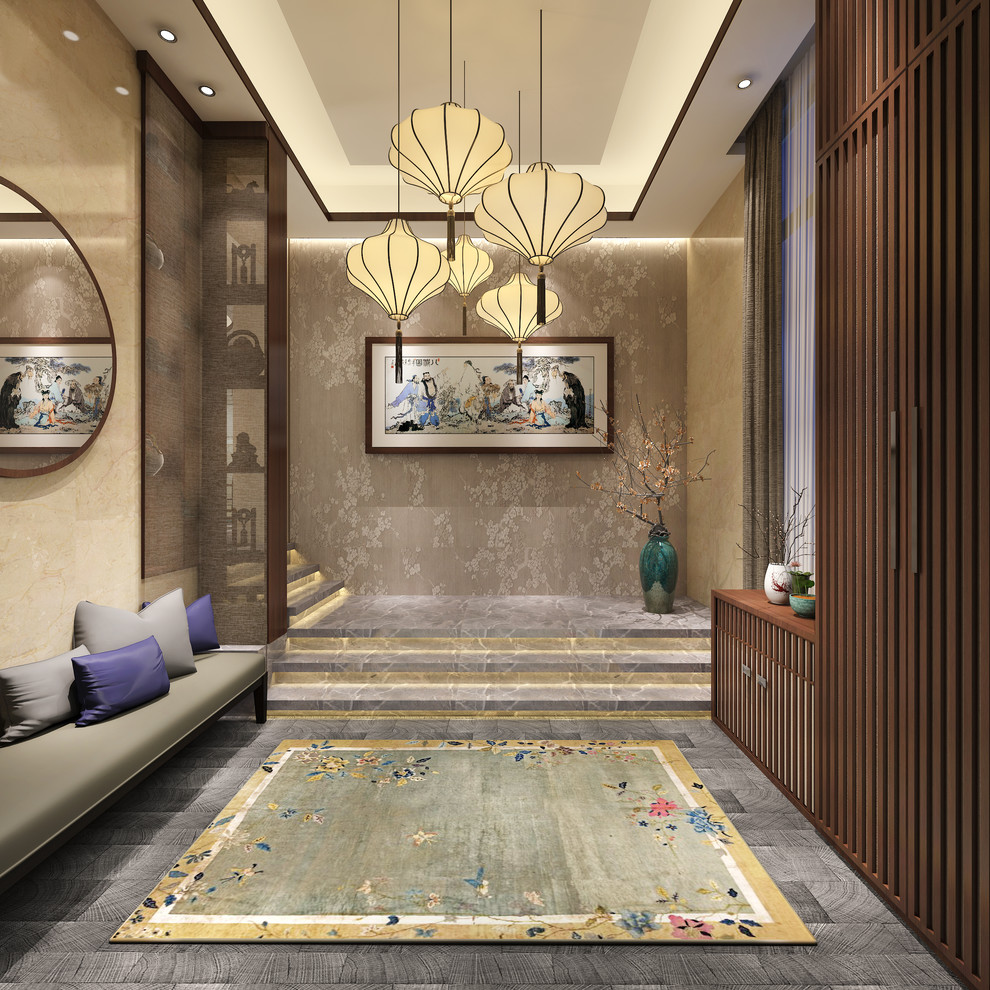 Kleines Asiatisches Foyer mit beiger Wandfarbe, Keramikboden, Doppeltür, dunkler Holzhaustür und grauem Boden in Sonstige