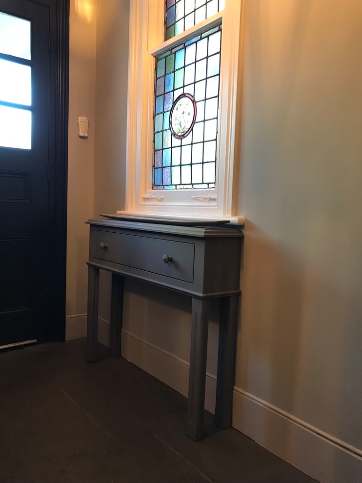 Пример оригинального дизайна: маленькая узкая прихожая в стиле шебби-шик с серыми стенами, полом из керамической плитки, одностворчатой входной дверью, черной входной дверью и серым полом для на участке и в саду