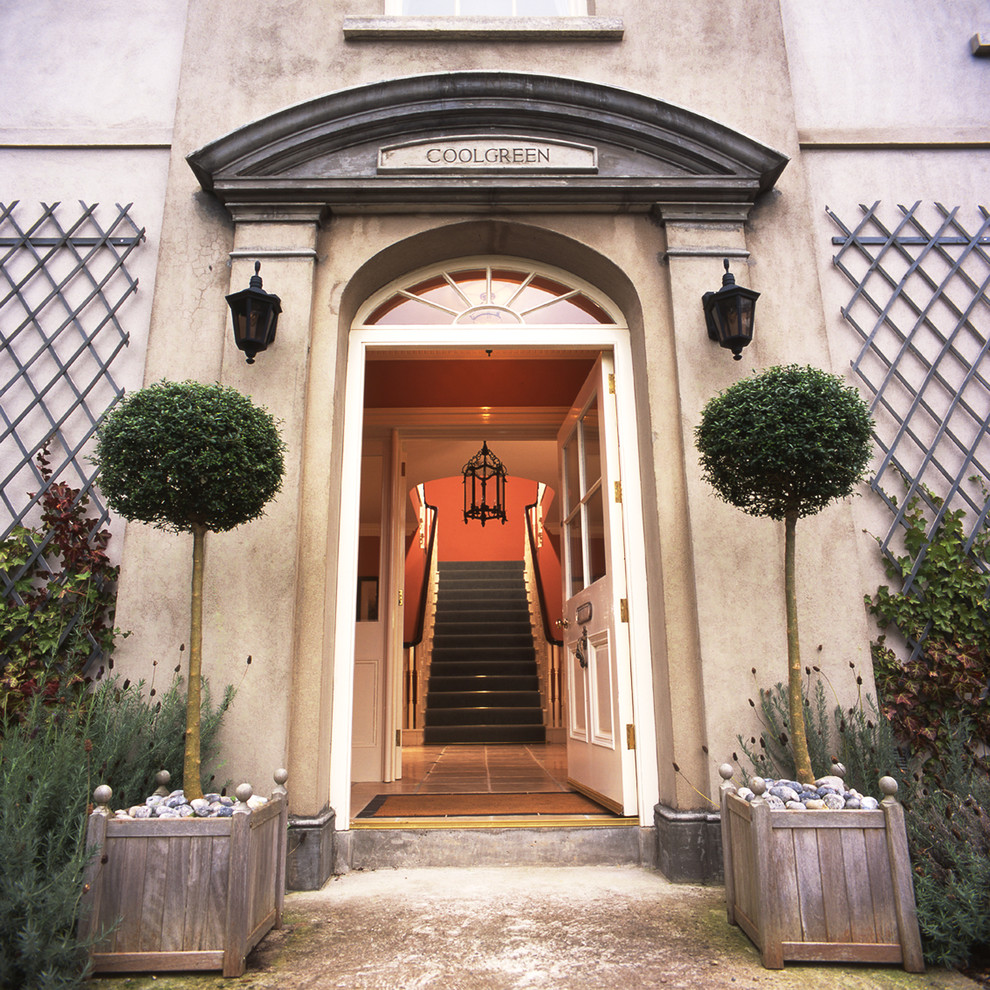 Entryway - traditional entryway idea in London