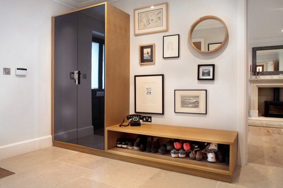 Пример оригинального дизайна: узкая прихожая со шкафом для обуви в стиле модернизм с белыми стенами, полом из керамической плитки, одностворчатой входной дверью, серой входной дверью и бежевым полом