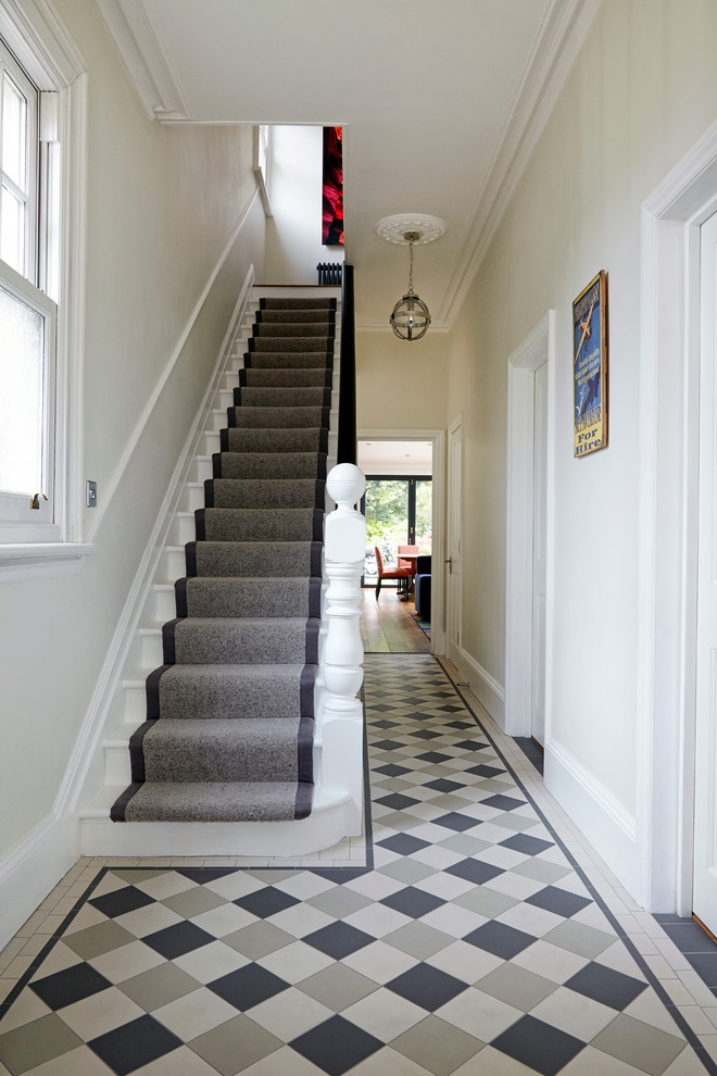Ispirazione per un piccolo corridoio contemporaneo con pareti bianche e pavimento con piastrelle in ceramica