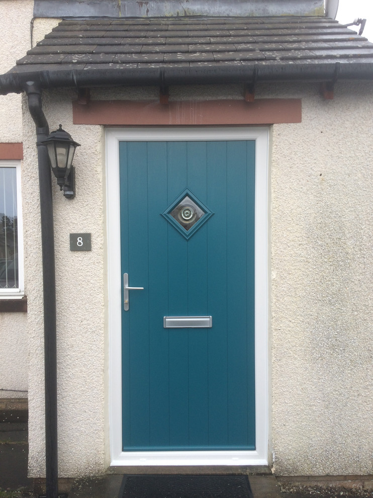 Diseño de puerta principal de estilo americano con puerta simple y puerta azul