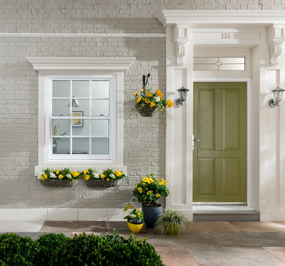 Стильный дизайн: прихожая в классическом стиле с одностворчатой входной дверью и зеленой входной дверью - последний тренд