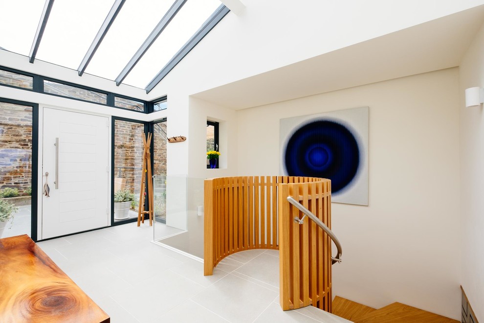 Источник вдохновения для домашнего уюта: фойе в современном стиле с одностворчатой входной дверью и белой входной дверью