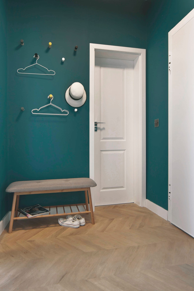 Inspiration för små moderna entréer, med gröna väggar och laminatgolv