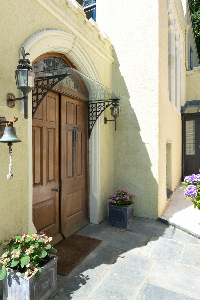 Große Klassische Haustür mit weißer Wandfarbe, Doppeltür und dunkler Holzhaustür in Devon