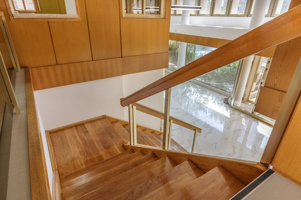 Источник вдохновения для домашнего уюта: большая лестница в стиле модернизм