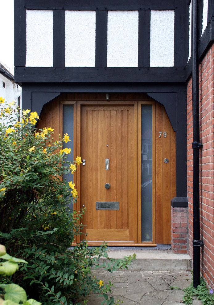 Ejemplo de puerta principal contemporánea con puerta simple y puerta de madera en tonos medios