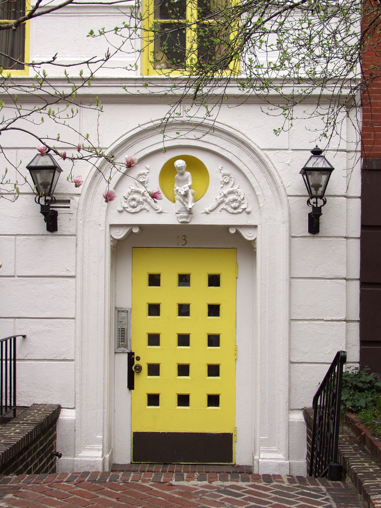 Inspiration för stora ingångspartier, med en enkeldörr och en gul dörr