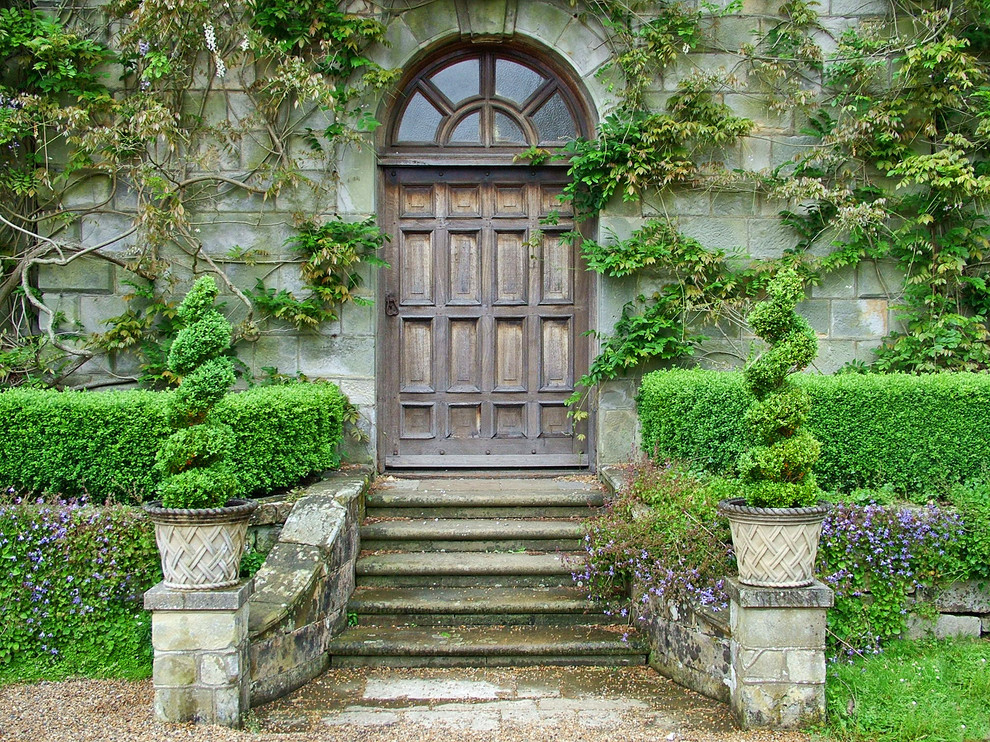 コーンウォールにある巨大なトラディショナルスタイルのおしゃれな玄関ドア (濃色木目調のドア) の写真