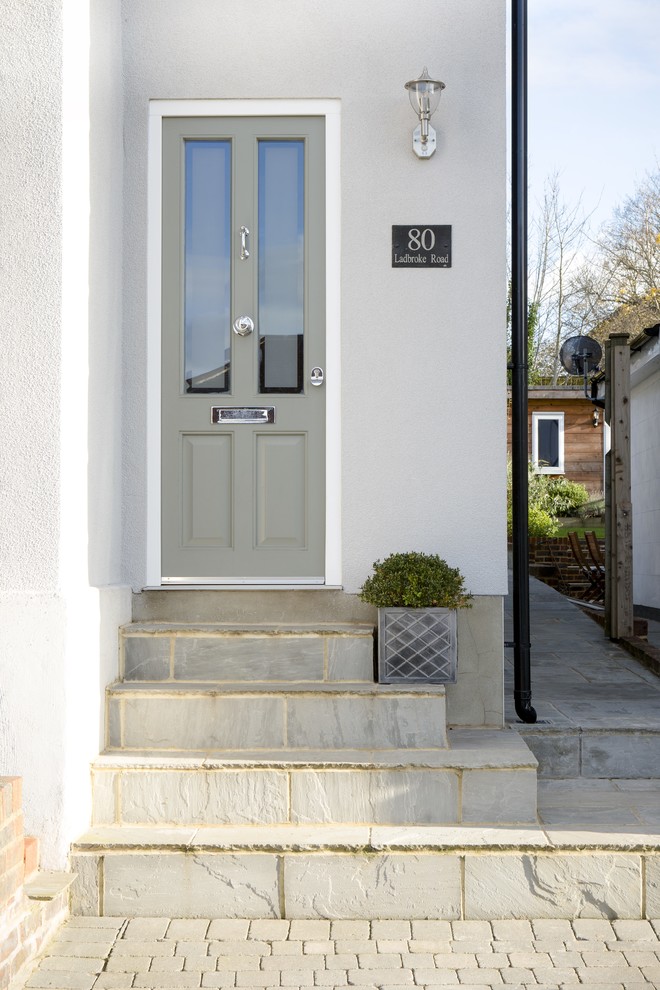 Idéer för en mellanstor modern ingång och ytterdörr, med vita väggar, travertin golv, en enkeldörr och en grå dörr