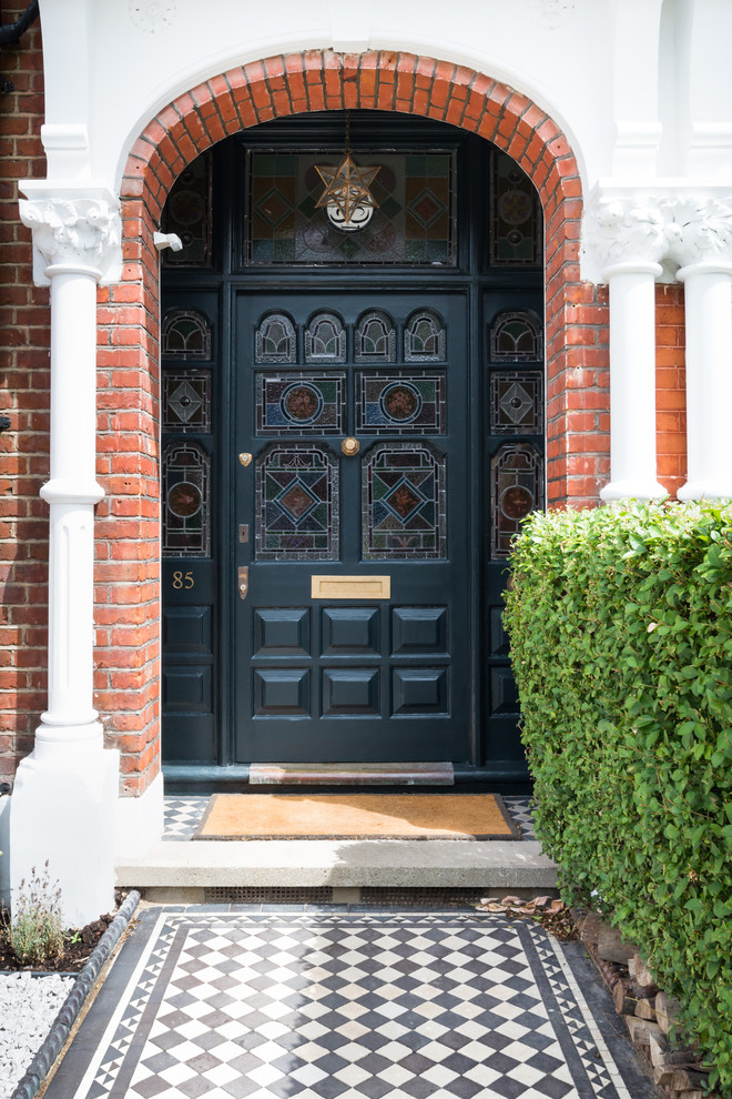 Bild på en stor vintage ingång och ytterdörr, med en enkeldörr och en svart dörr