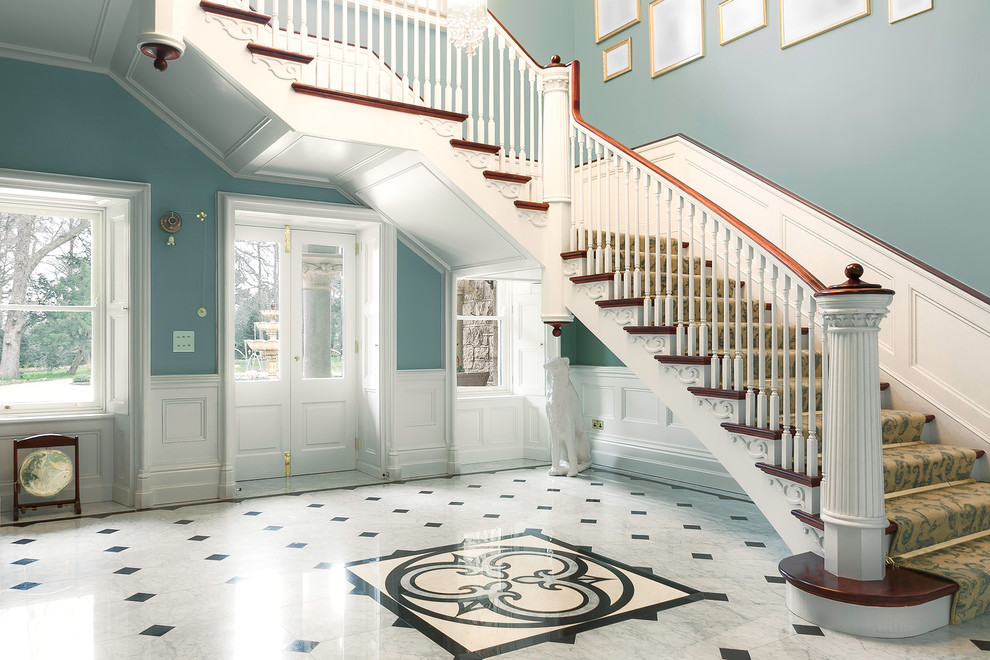 Источник вдохновения для домашнего уюта: большая прихожая в викторианском стиле с мраморным полом и синими стенами