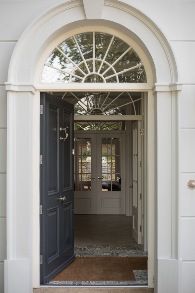 Diseño de puerta principal clásica grande con paredes grises, suelo de baldosas de cerámica, puerta simple, puerta negra y suelo multicolor