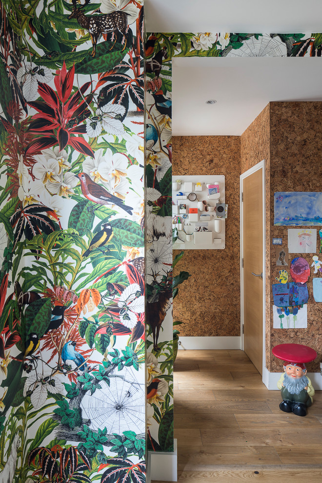 Eklektische Haustür mit bunten Wänden, braunem Holzboden, Einzeltür, hellbrauner Holzhaustür und braunem Boden in London