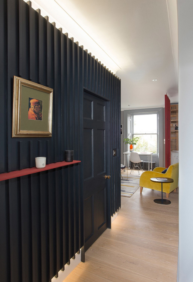 Moderner Eingang mit schwarzer Wandfarbe, hellem Holzboden, Einzeltür, gelber Haustür und beigem Boden in Edinburgh