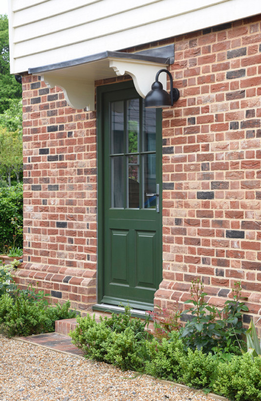 Idées déco pour une porte d'entrée campagne de taille moyenne avec une porte simple et une porte verte.