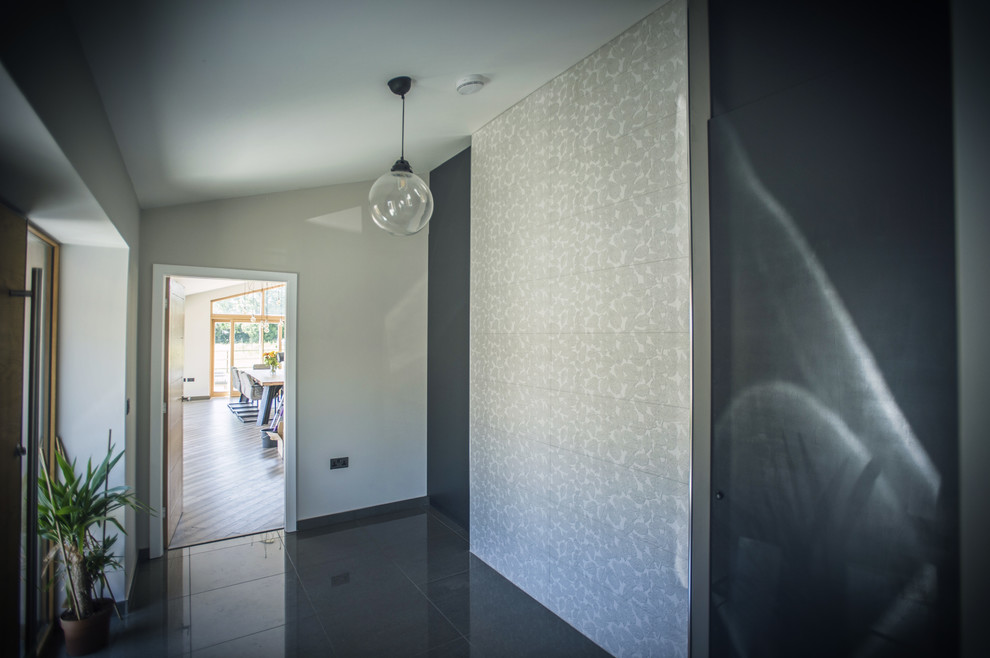 Inspiration för moderna entréer, med grå väggar och grått golv