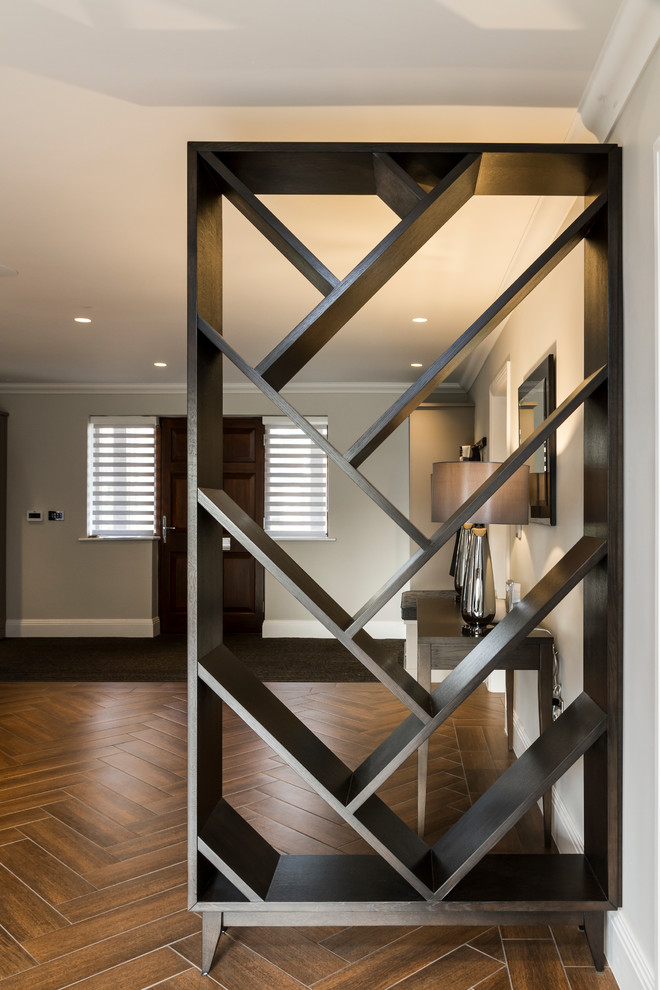 Пример оригинального дизайна: огромная узкая прихожая в современном стиле с серыми стенами, полом из керамической плитки, одностворчатой входной дверью, коричневой входной дверью и коричневым полом
