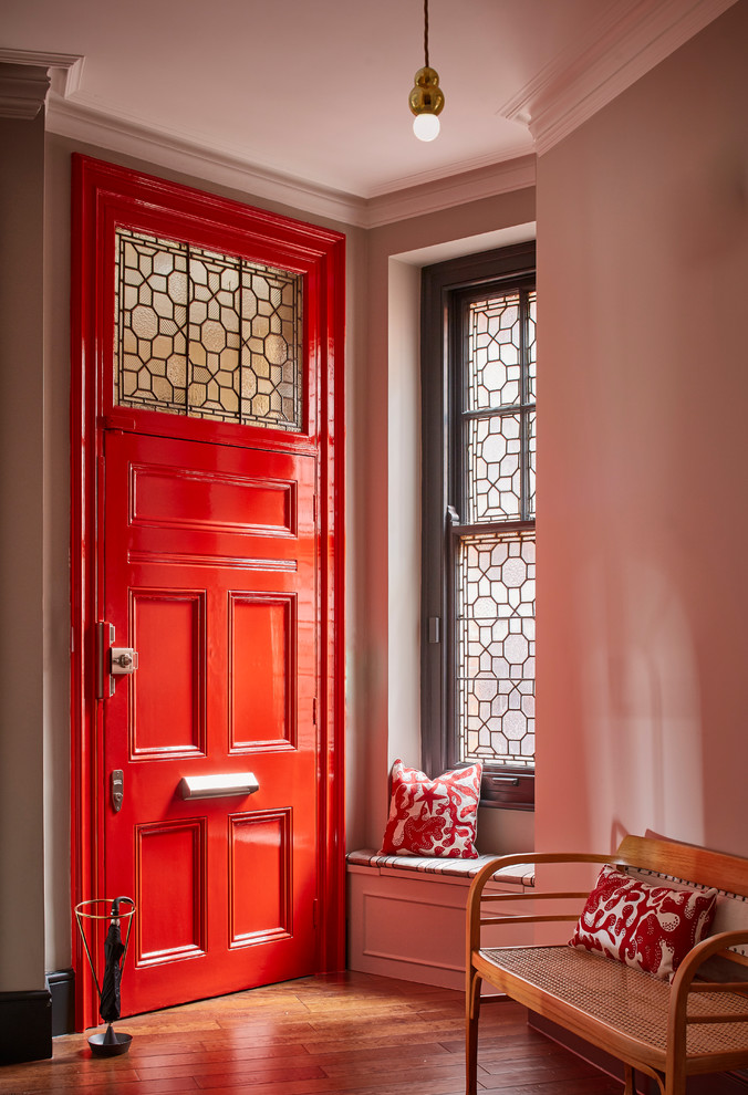 На фото: входная дверь в классическом стиле с серыми стенами, паркетным полом среднего тона, одностворчатой входной дверью, красной входной дверью и коричневым полом с
