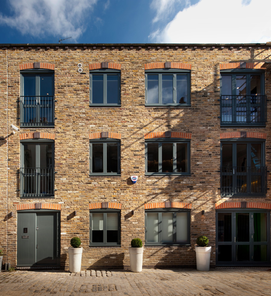 Mittelgroße Moderne Haustür mit metallicfarbenen Wänden, Teppichboden, Doppeltür, Haustür aus Metall und beigem Boden in London