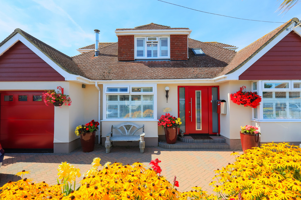Mittelgroße Klassische Haustür mit Einzeltür und roter Haustür in Sussex