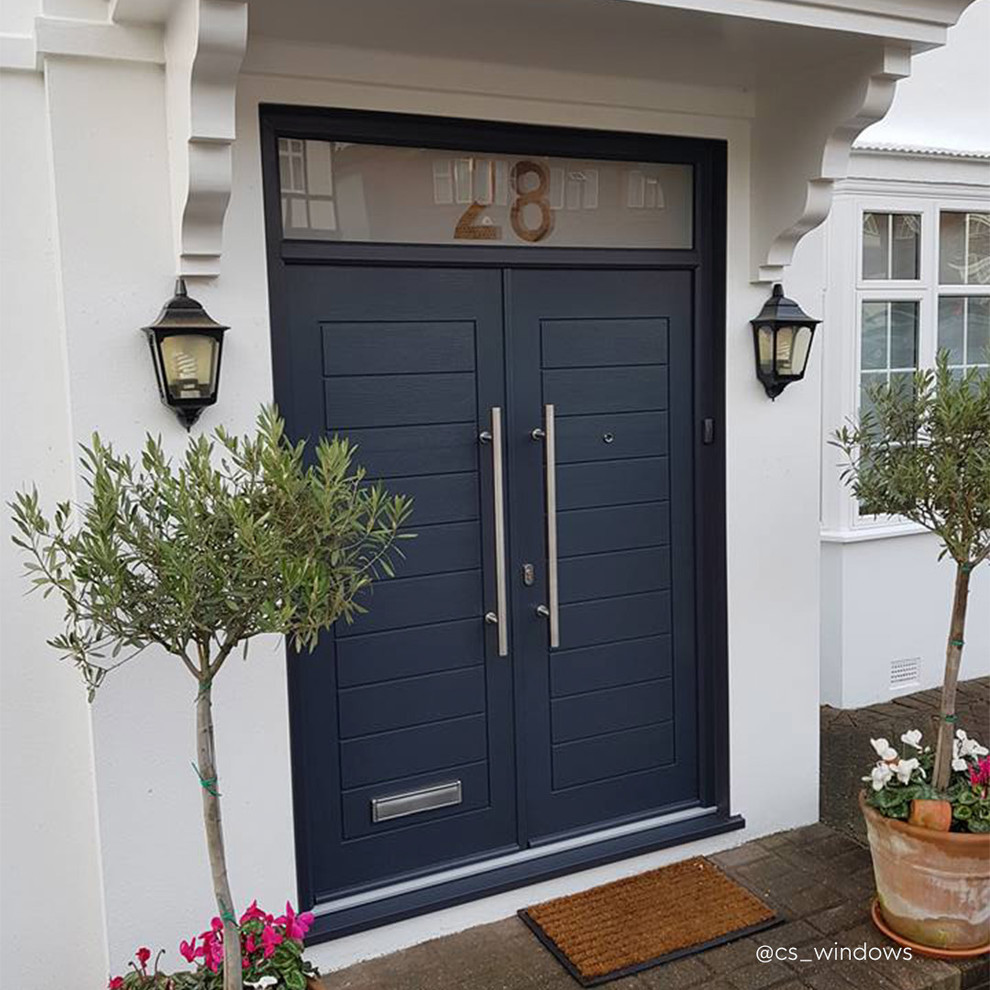 На фото: большая входная дверь в классическом стиле с белыми стенами, двустворчатой входной дверью и синей входной дверью