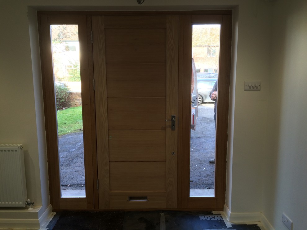 Imagen de puerta principal actual de tamaño medio con puerta simple y puerta marrón