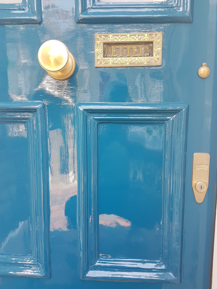 Foto de puerta principal tradicional extra grande con paredes blancas, suelo de baldosas de cerámica, puerta simple, puerta azul, suelo multicolor, bandeja y ladrillo