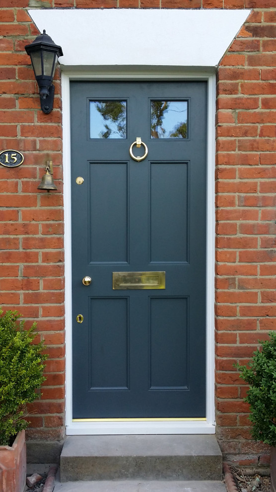Example of a classic entryway design in Hampshire