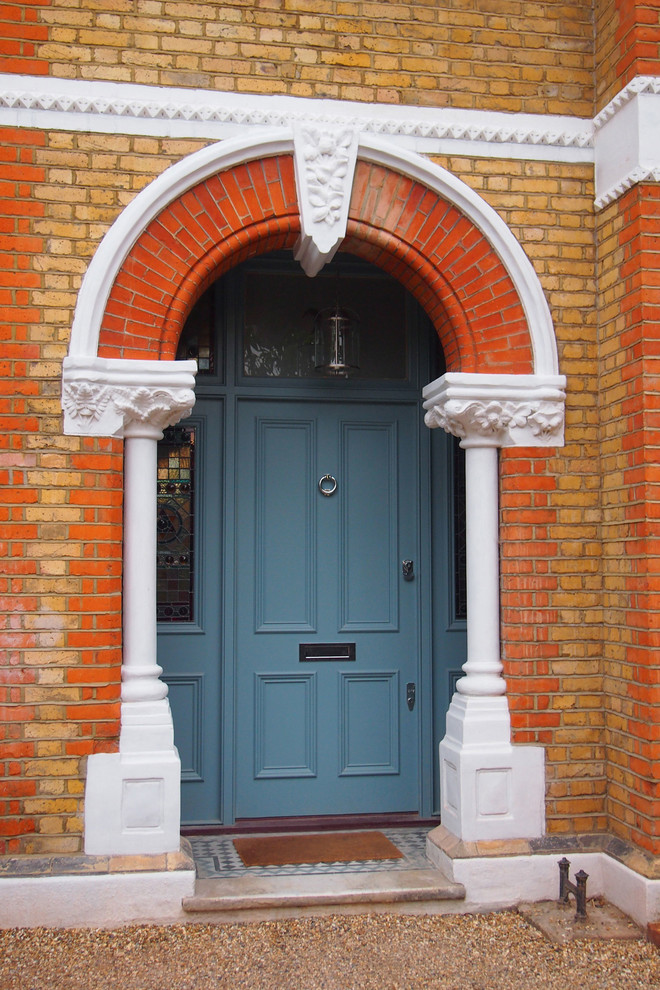 ロンドンにあるトラディショナルスタイルのおしゃれな玄関の写真
