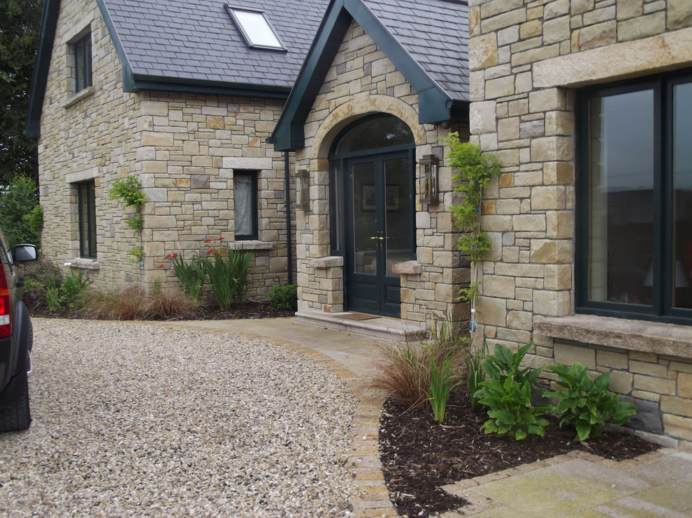 Große Landhaus Haustür mit beiger Wandfarbe, Granitboden, Doppeltür und dunkler Holzhaustür in Sonstige