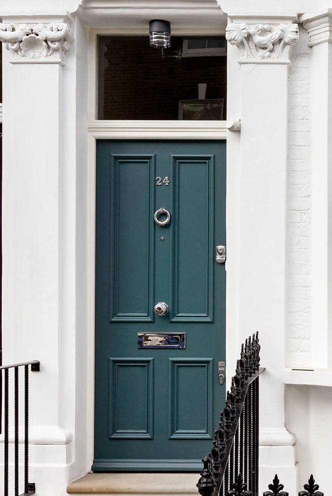Klassischer Eingang mit Einzeltür und blauer Haustür in London