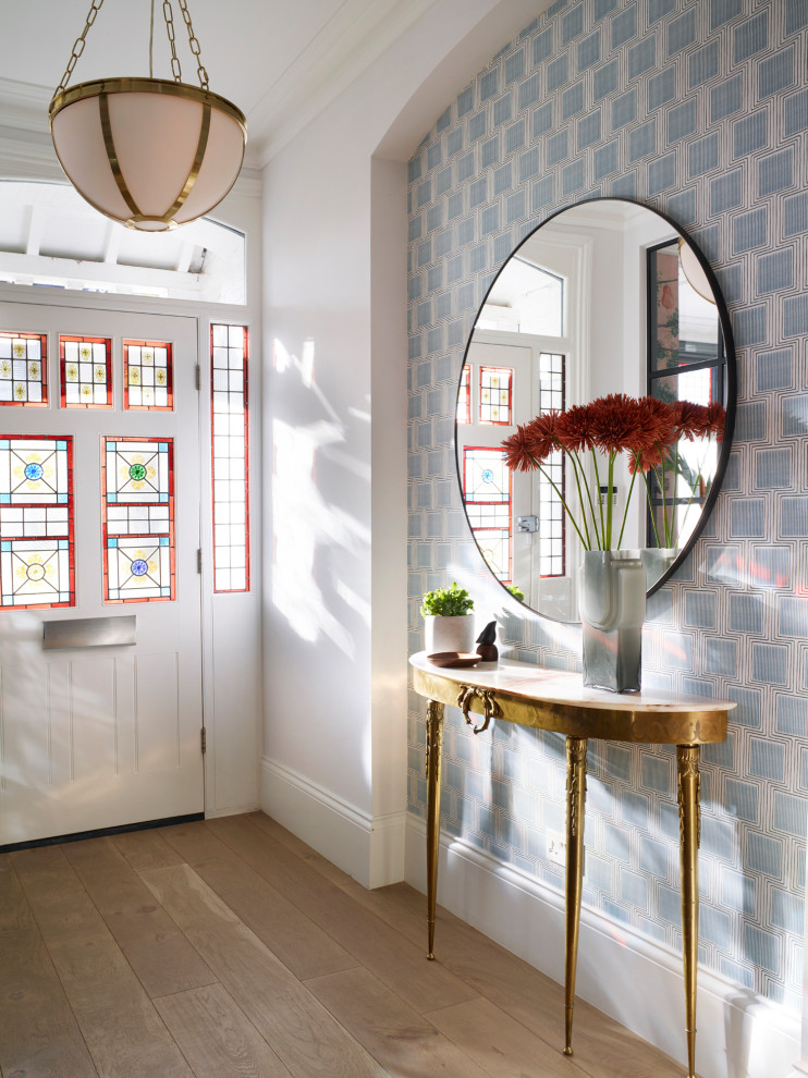 Mittelgroßer Stilmix Eingang mit Korridor, bunten Wänden, Einzeltür, braunem Holzboden, weißer Haustür und beigem Boden in London