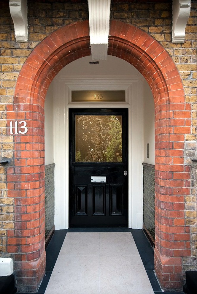 Große Klassische Haustür mit Keramikboden, Einzeltür, schwarzer Haustür und beigem Boden in London