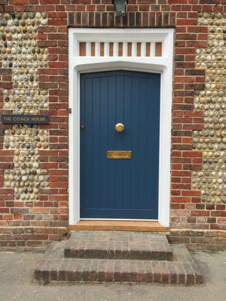 Diseño de puerta principal clásica con puerta simple y puerta gris