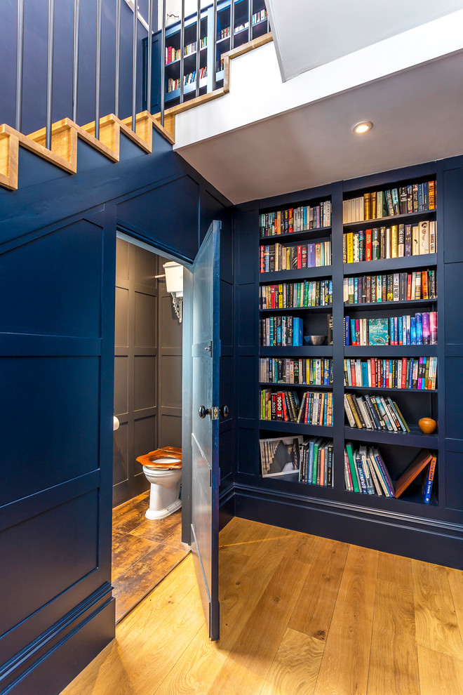 Großes Eklektisches Foyer mit blauer Wandfarbe, dunklem Holzboden, Einzeltür und grauer Haustür in Surrey