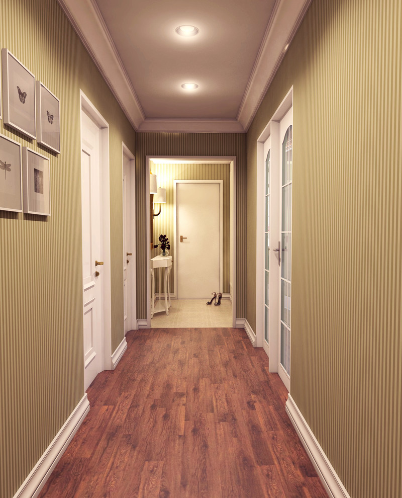 Idee per un piccolo corridoio classico con pareti multicolore, parquet scuro, una porta singola e una porta in legno scuro