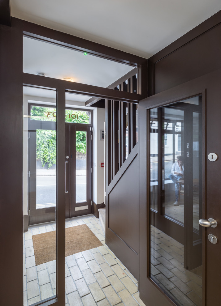 Источник вдохновения для домашнего уюта: вестибюль среднего размера в современном стиле с коричневыми стенами, кирпичным полом, двустворчатой входной дверью и коричневой входной дверью
