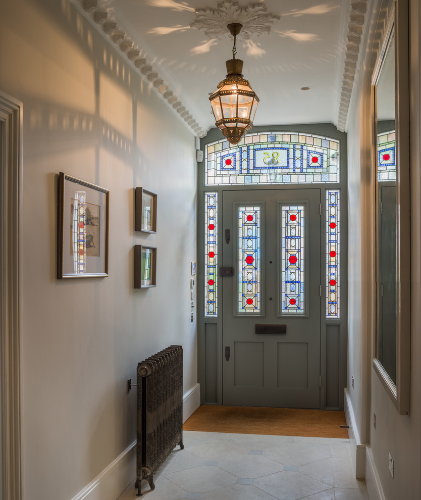 Стильный дизайн: узкая прихожая среднего размера: освещение в классическом стиле с серыми стенами, полом из керамической плитки, одностворчатой входной дверью и серой входной дверью - последний тренд