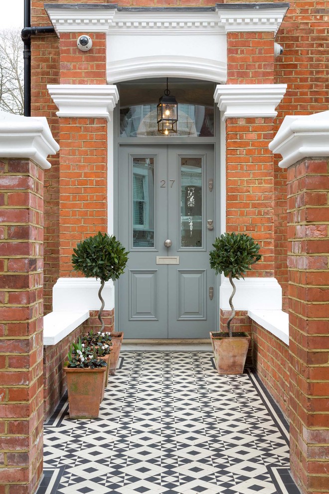 Inspiration pour une porte d'entrée minimaliste avec un sol en carrelage de céramique, une porte double et une porte grise.