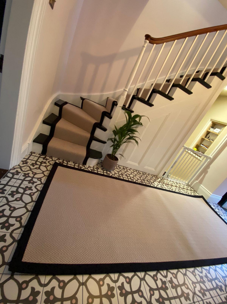 ハートフォードシャーにある広いコンテンポラリースタイルのおしゃれな玄関ロビー (カーペット敷き、ベージュの床) の写真