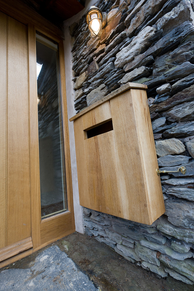 Modelo de puerta principal tradicional de tamaño medio con puerta simple y puerta de madera clara