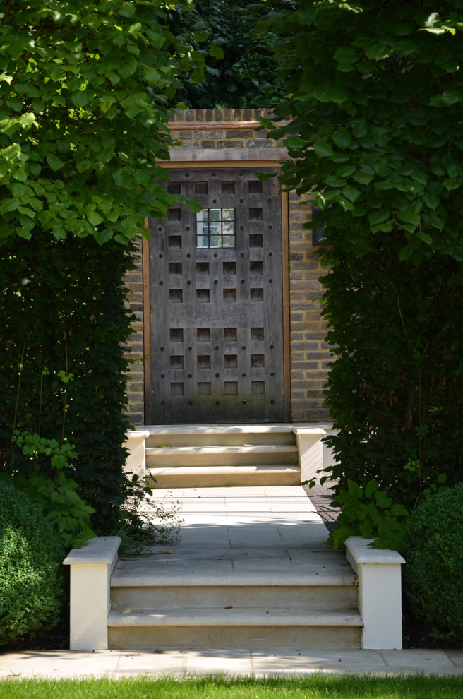 Пример оригинального дизайна: входная дверь в классическом стиле с одностворчатой входной дверью и входной дверью из дерева среднего тона